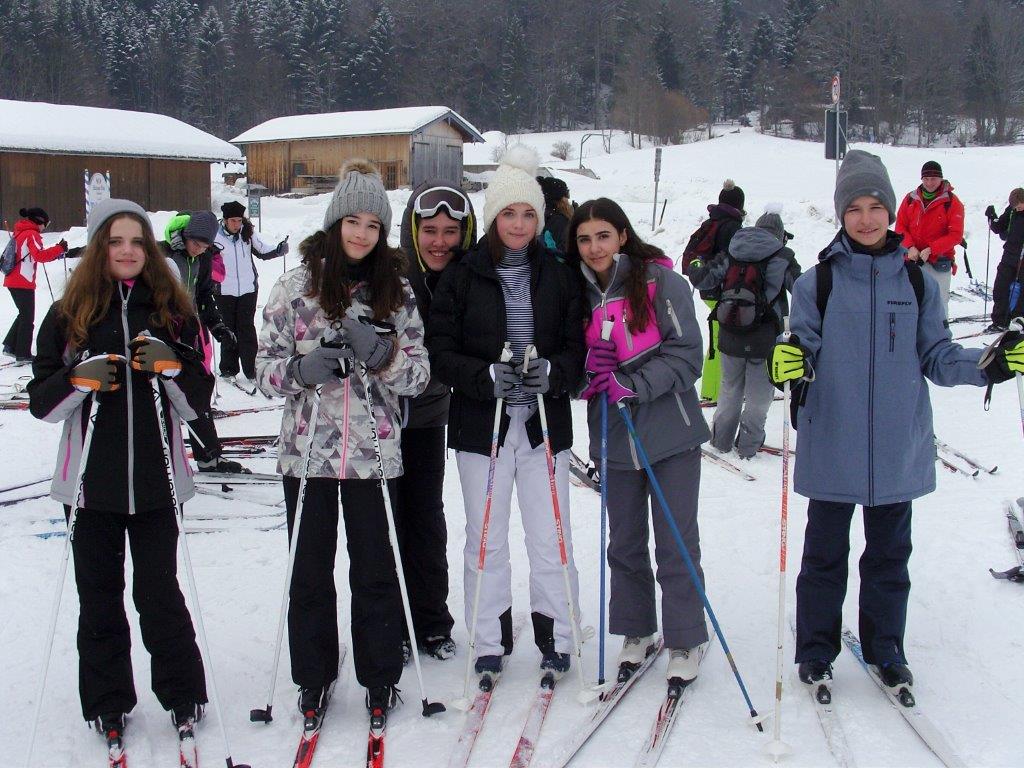 Der 7. Jahrgang der Lindenauschule erlernt das Skifahren im Chiemgau