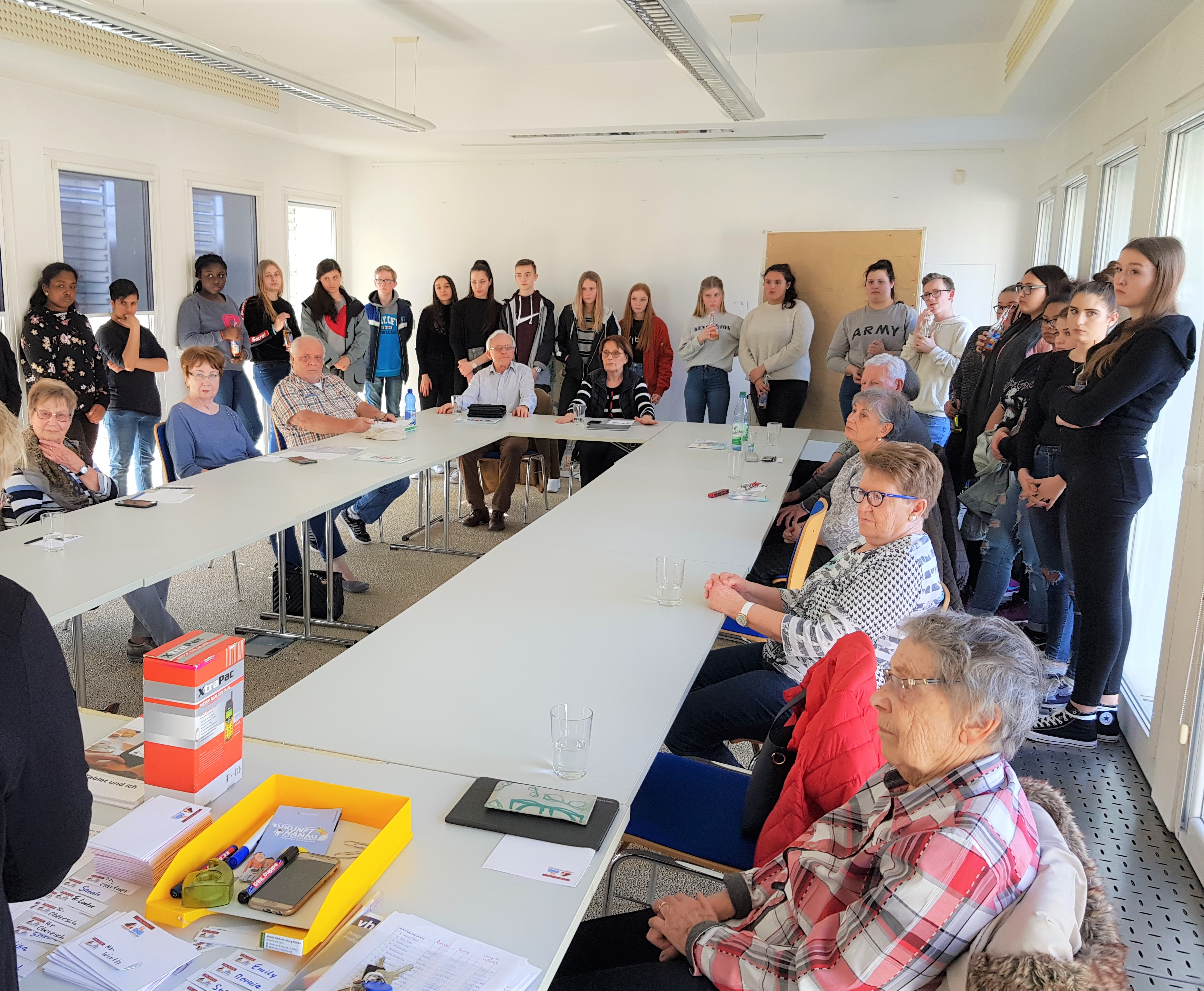 Seniorenbüro der Stadt Hanau und die Lindenauschule bieten wieder Smartphone- und Internetseminare an