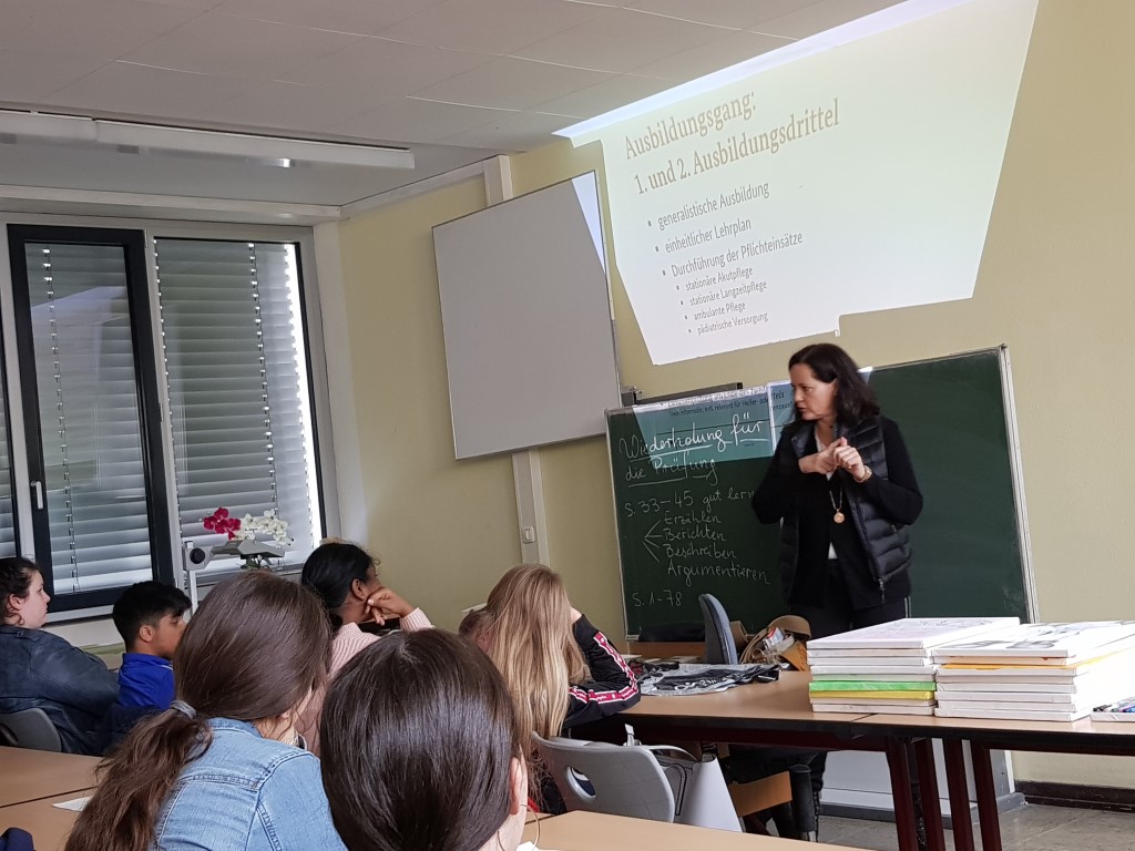 Schulleiterin der Pflegeschule Martin Luther Stiftung besucht die Lindenauschule
