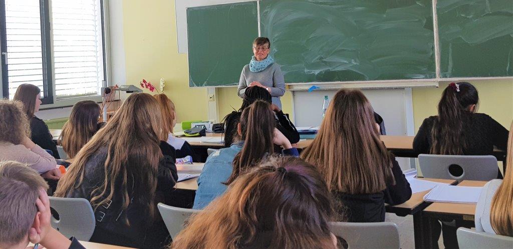 Wahlpflichtkurs 2 Jung trifft/ hilft Alt  der Jahrgangsstufe 9/10 der Lindenauschule setzt sich mit dem Thema „Sterben im Alter“ und dem Thema „Hospiz“ auseinander
