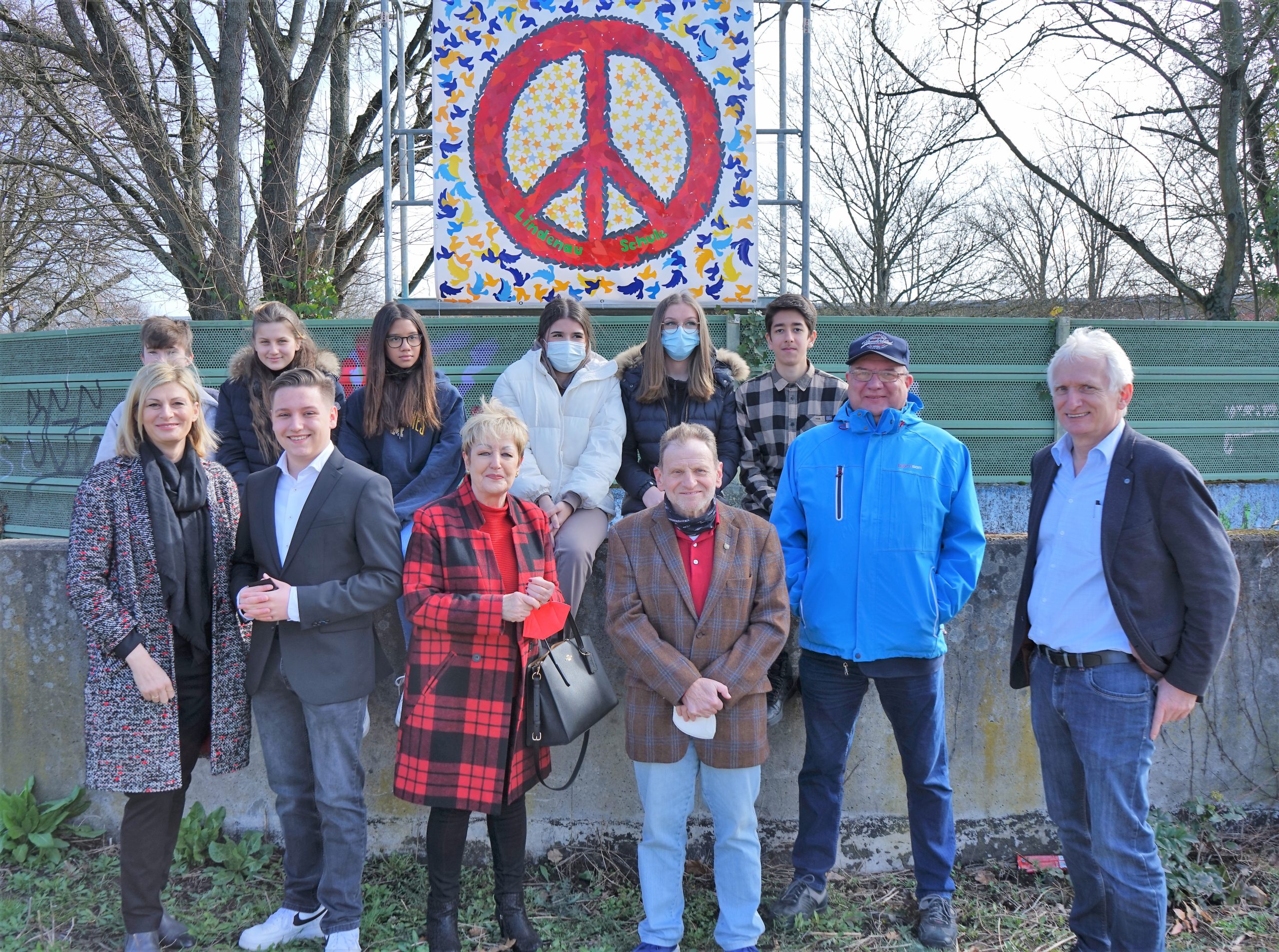 Lindenauschule stellt „Ukraine-Banner“ auf