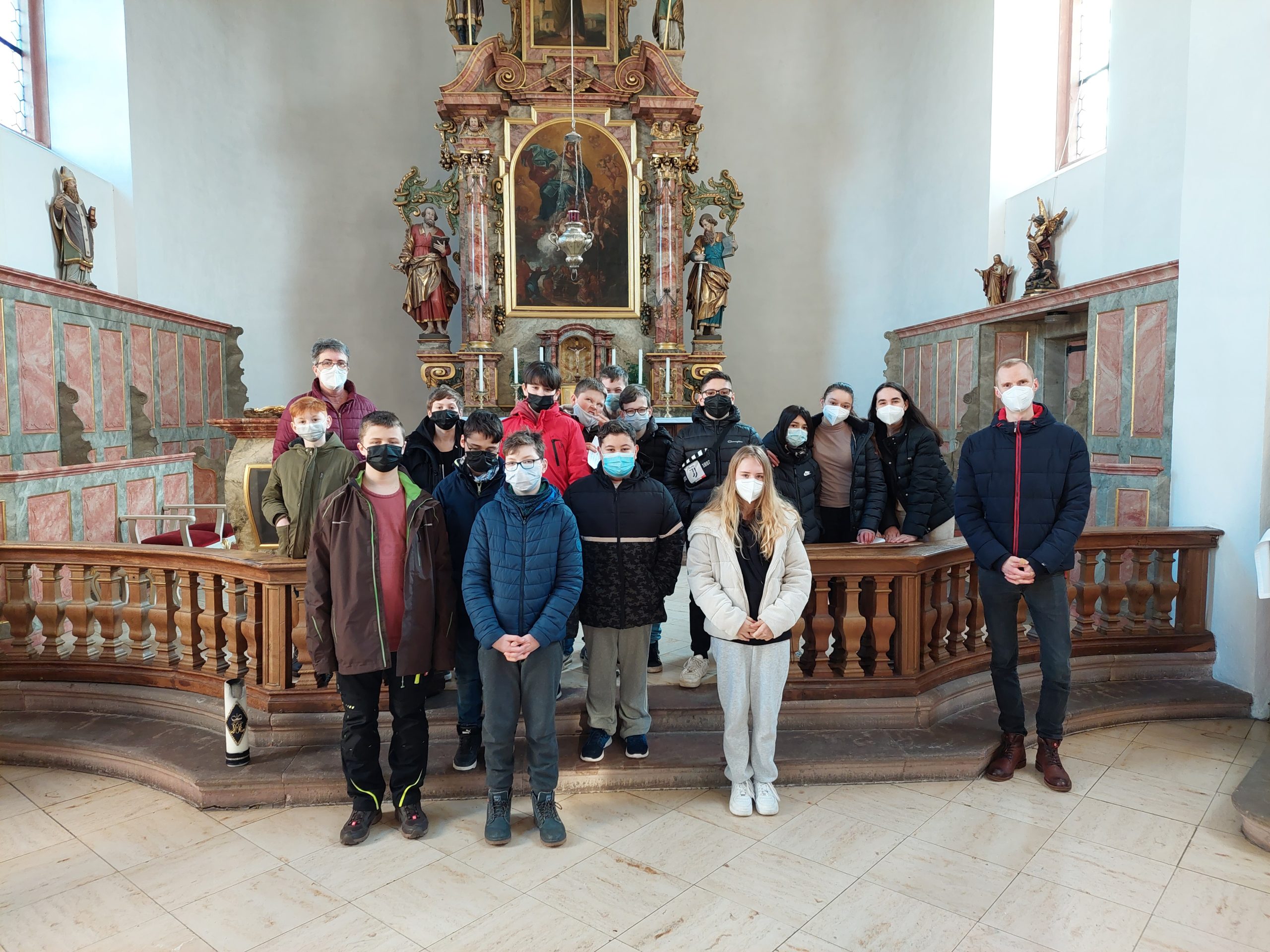 Lindenauschülerinnen und -schüler besuchen Jakobuskirche in Großauheim