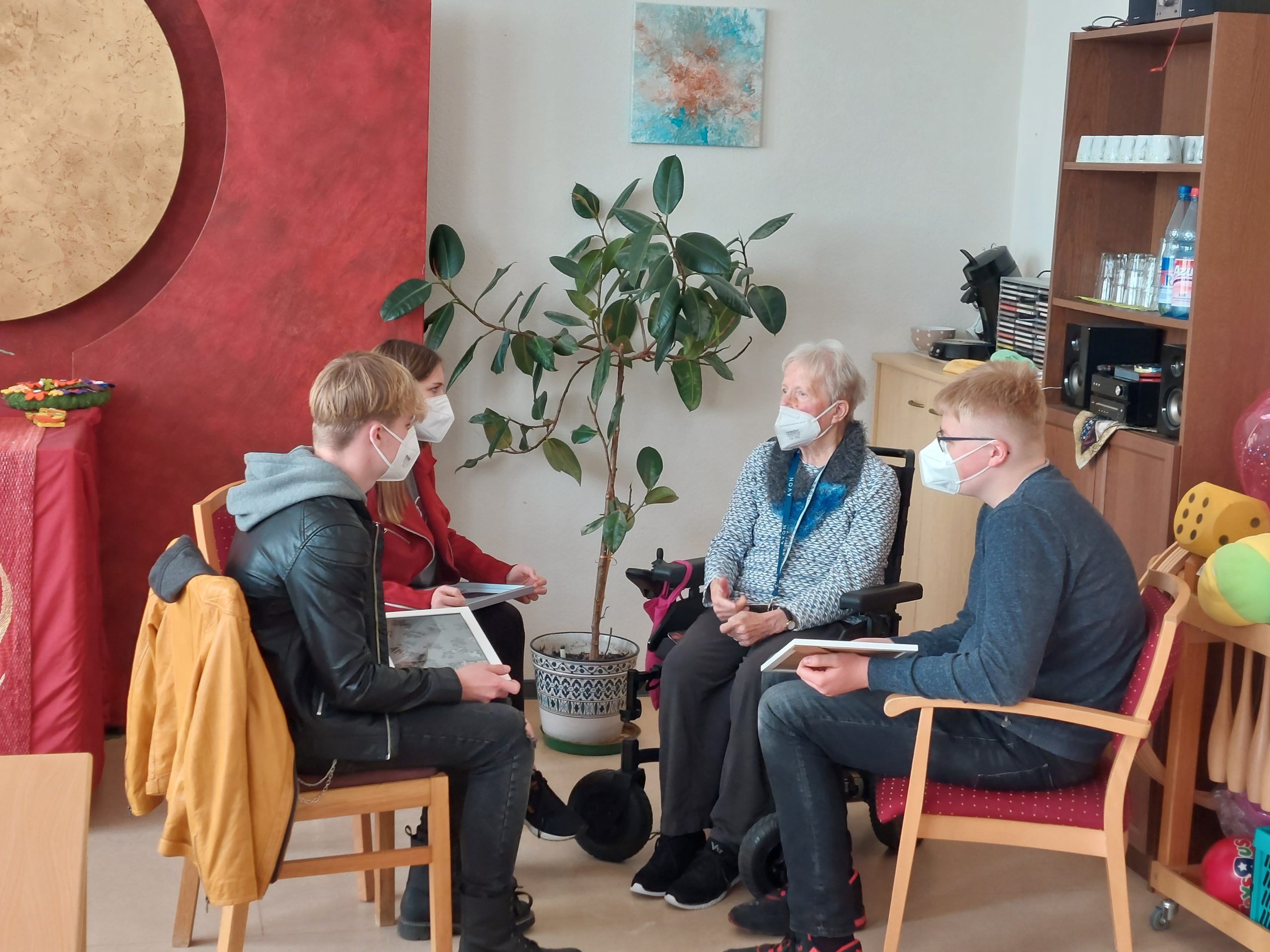 Schülerinnen und Schüler der Lindenauschule zu Besuch im Altenhilfezentrum Bernhard Eberhard in Hanau