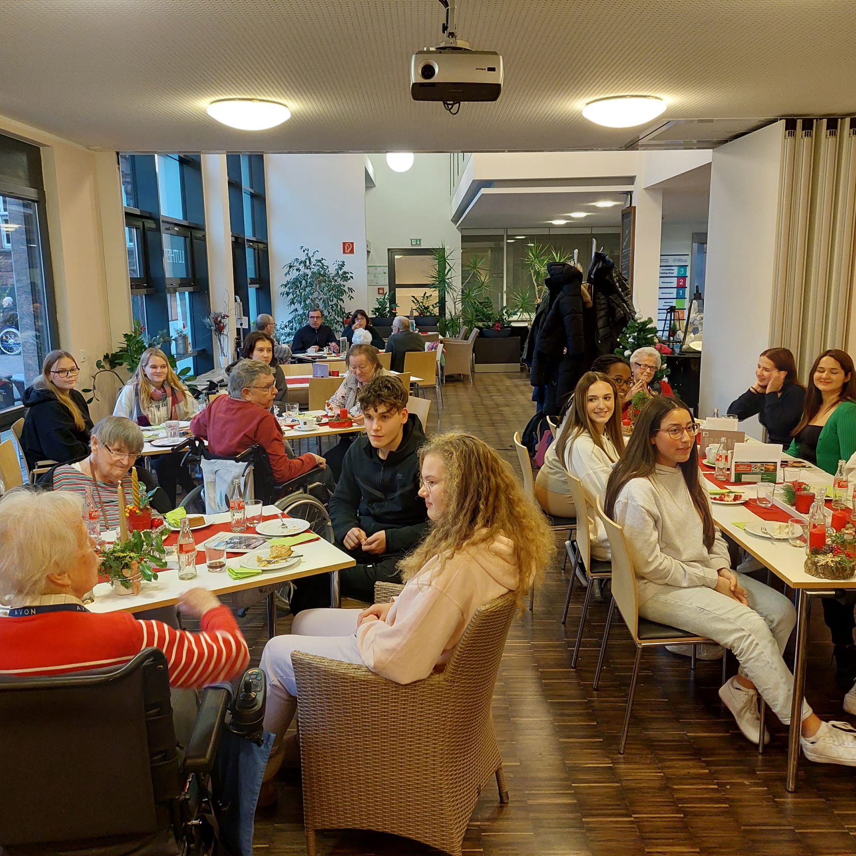 Schülerinnen und Schüler der Lindenauschule überreichen Adventsgestecke an Altenheim-Bewohner