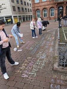 Schülerinnen und Schüler beteiligen sich an Aktionen zum 90. Gedenktages der NS-Bücherverbrennung