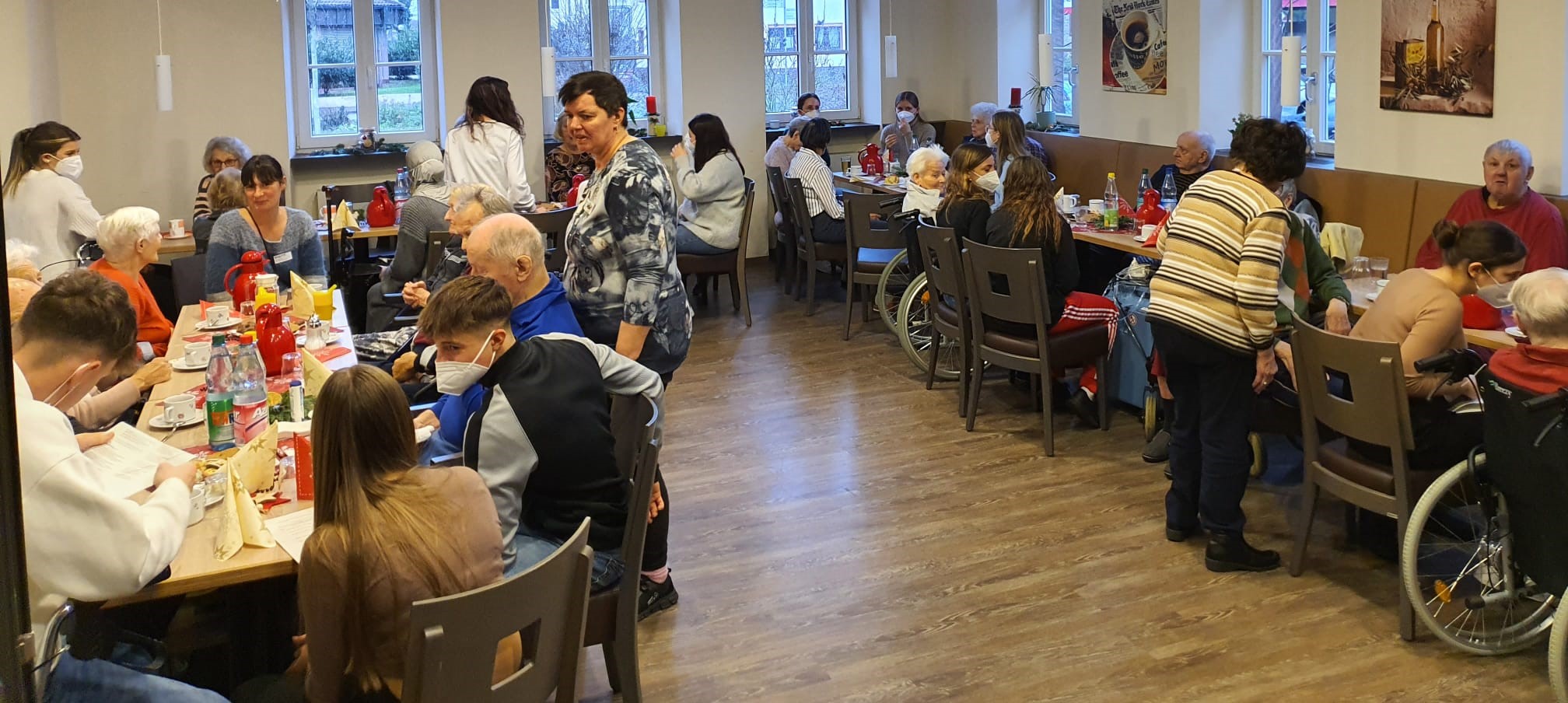 Schülerinnen und Schüler der Lindenauschule überreichen Adventsgestecke an Bewohner im „Haus am Brunnen“