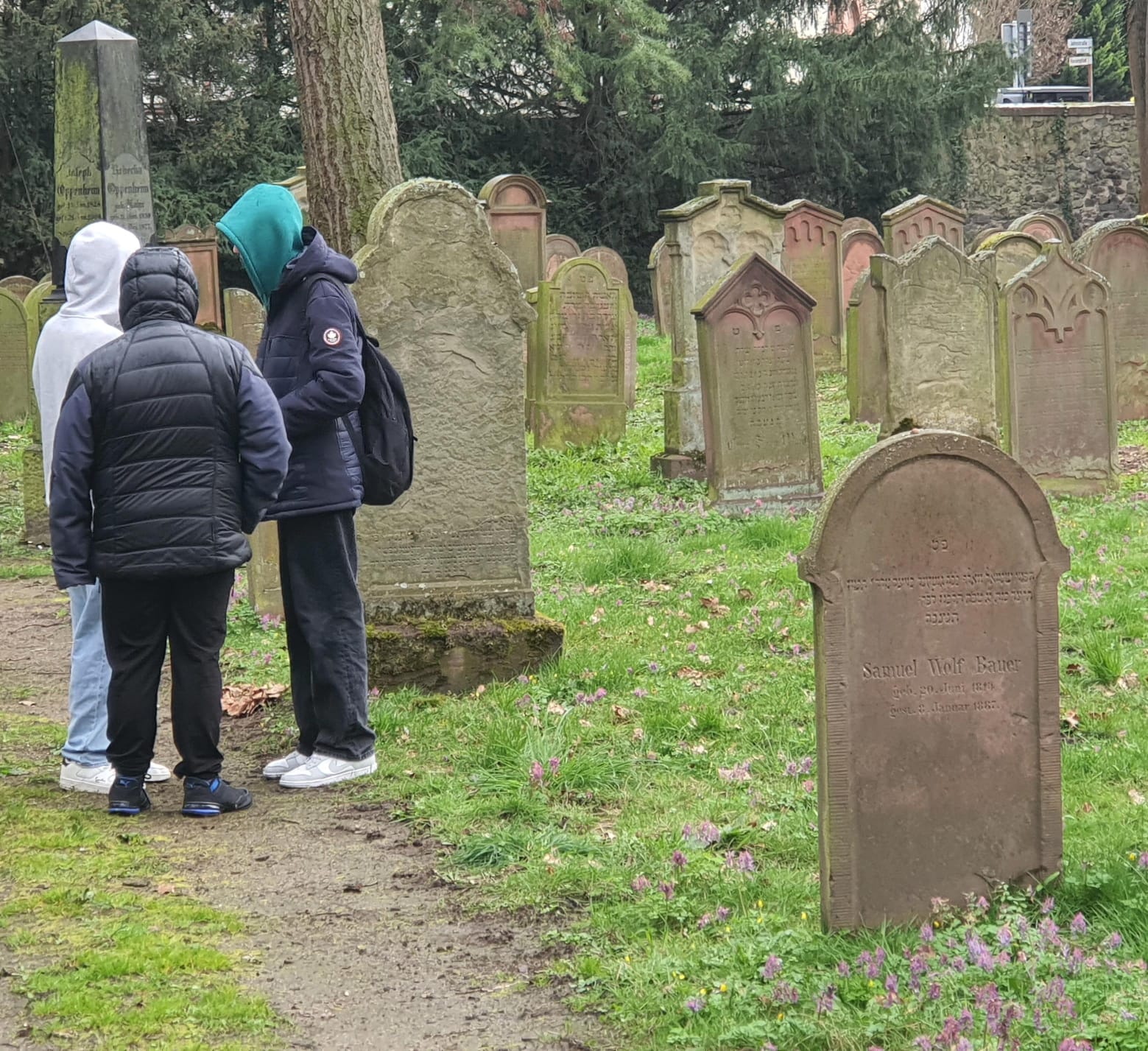 Katholischer Religionskurs erkundet den Jüdischen Friedhof in Hanau