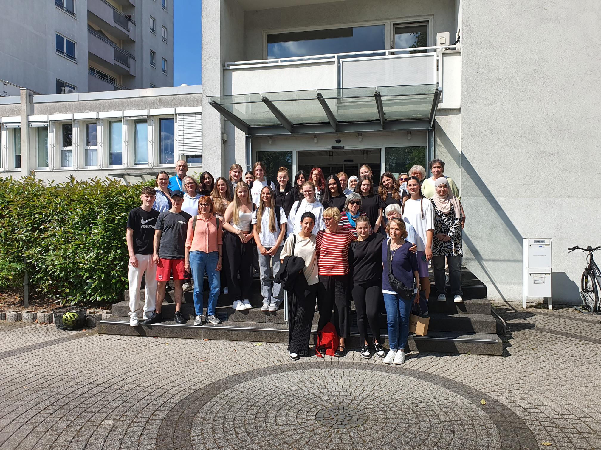 Seniorenbüro der Stadt Hanau und die Lindenauschule bieten wieder Smartphone- und Internetseminare im Rahmen des Projekts „Jung hilft Alt“ an