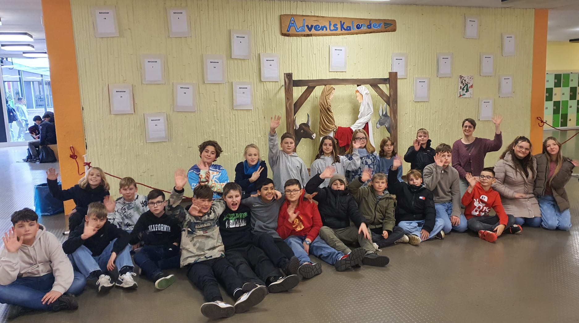 Religionskurse der Jahrgangsstufe 6 gestalten Adventskalender an der Lindenauschule