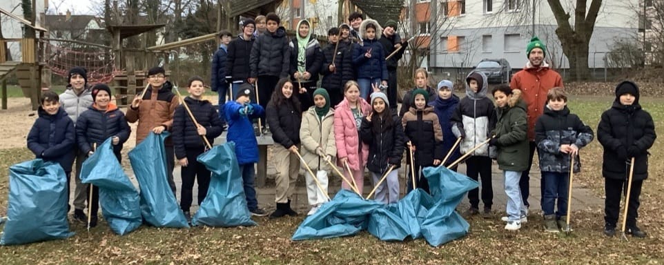 Sauberkeitspaten der Lindenauschule vor den Weihnachtsferien aktiv