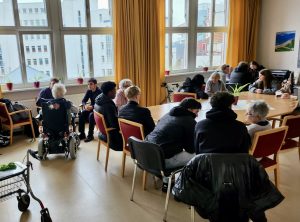 Lindenauschüler besuchen ihre Briefpartner im Altenhilfezentrum Bernhard Eberhard