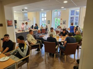 Lindenauschüler feiern bewegenden Jahresabschluss im „Haus am Brunnen“