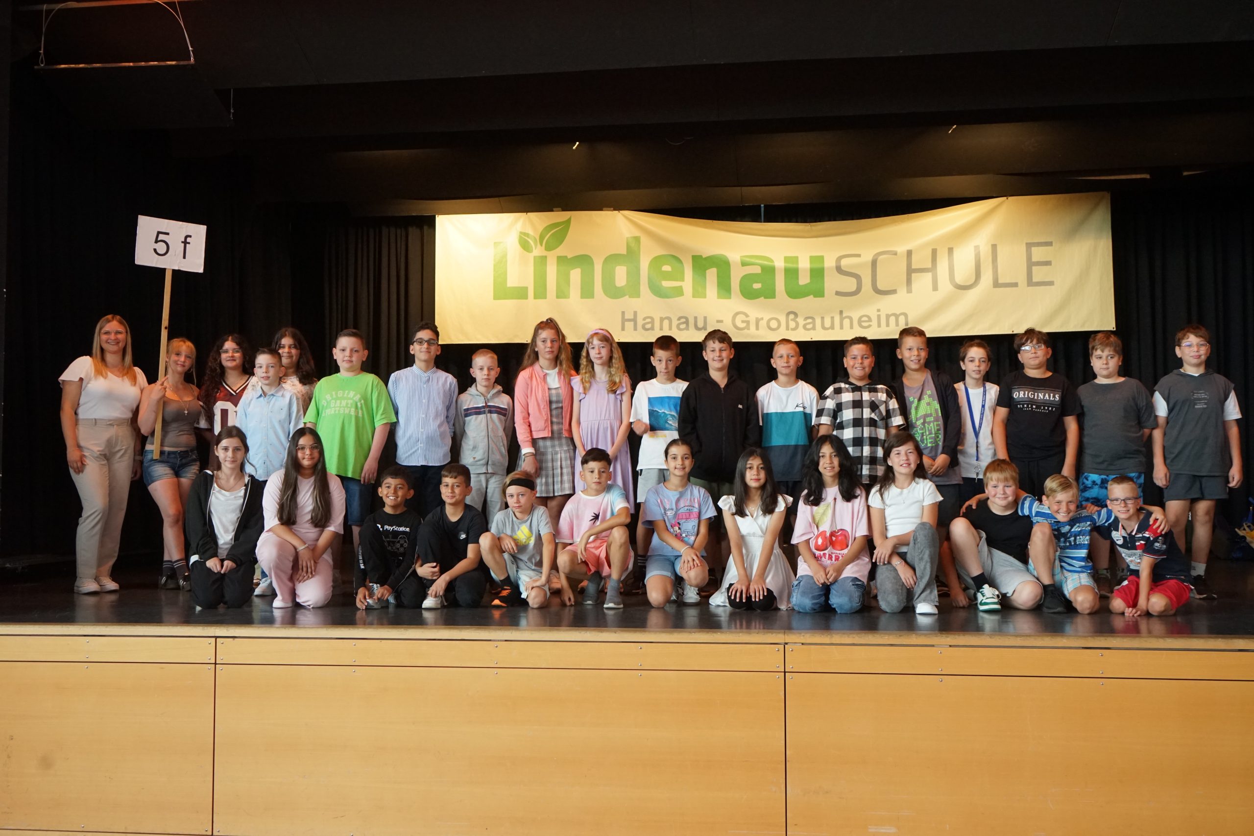 Das erste Klassenfoto mit der neuen Lehrkraft – die Schülerinnen und Schüler der Klasse 5f an der Großauheimer Lindenauschule Einschulung an der Lindenauschule