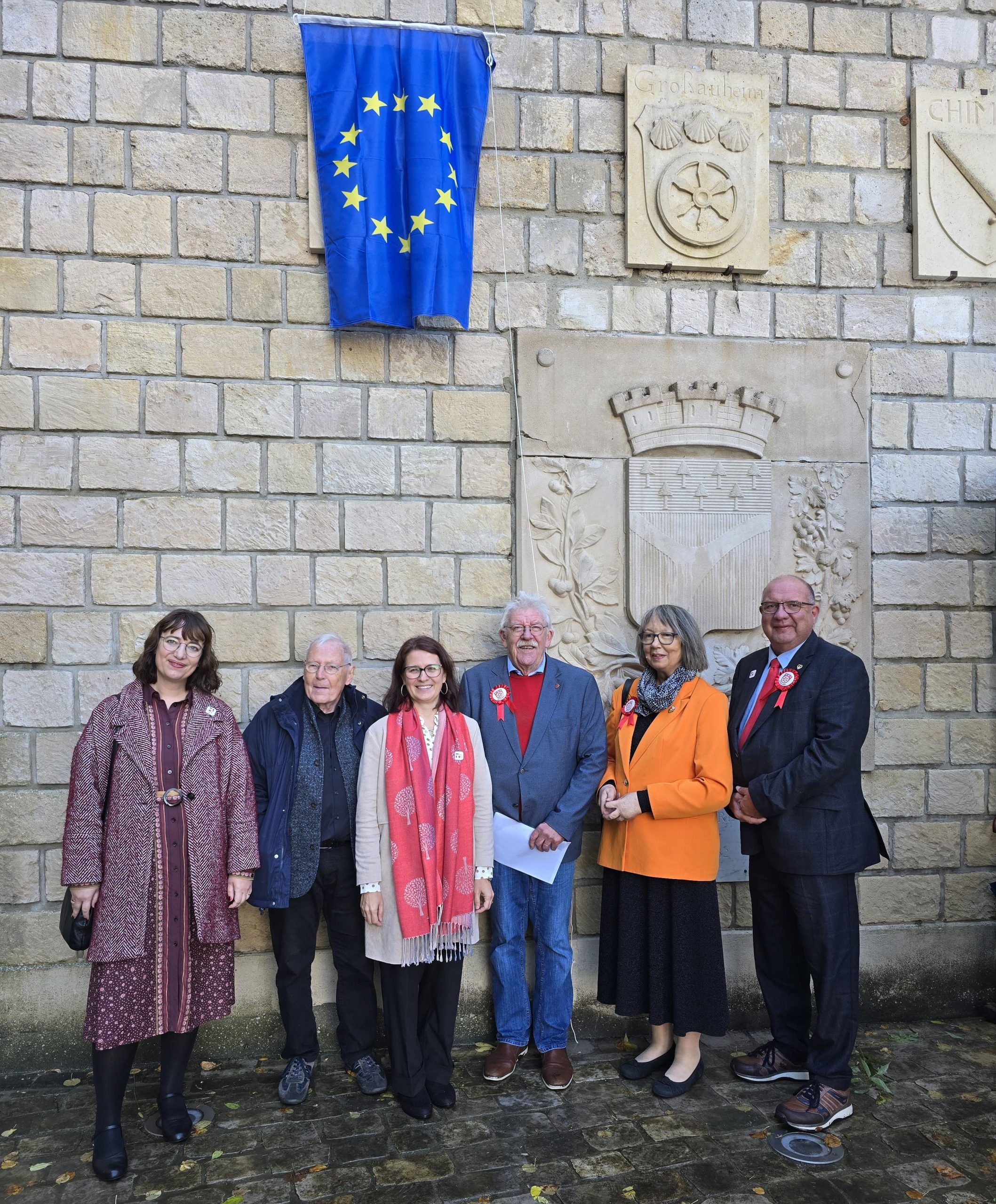 Anne Meyer-Adams, Christine Schilling (von der Stadt Hanau) und Alina Zimlich auf dem Oktoberfest Großauheim besucht Conflans beim Oktoberfest in der Partnerstadt