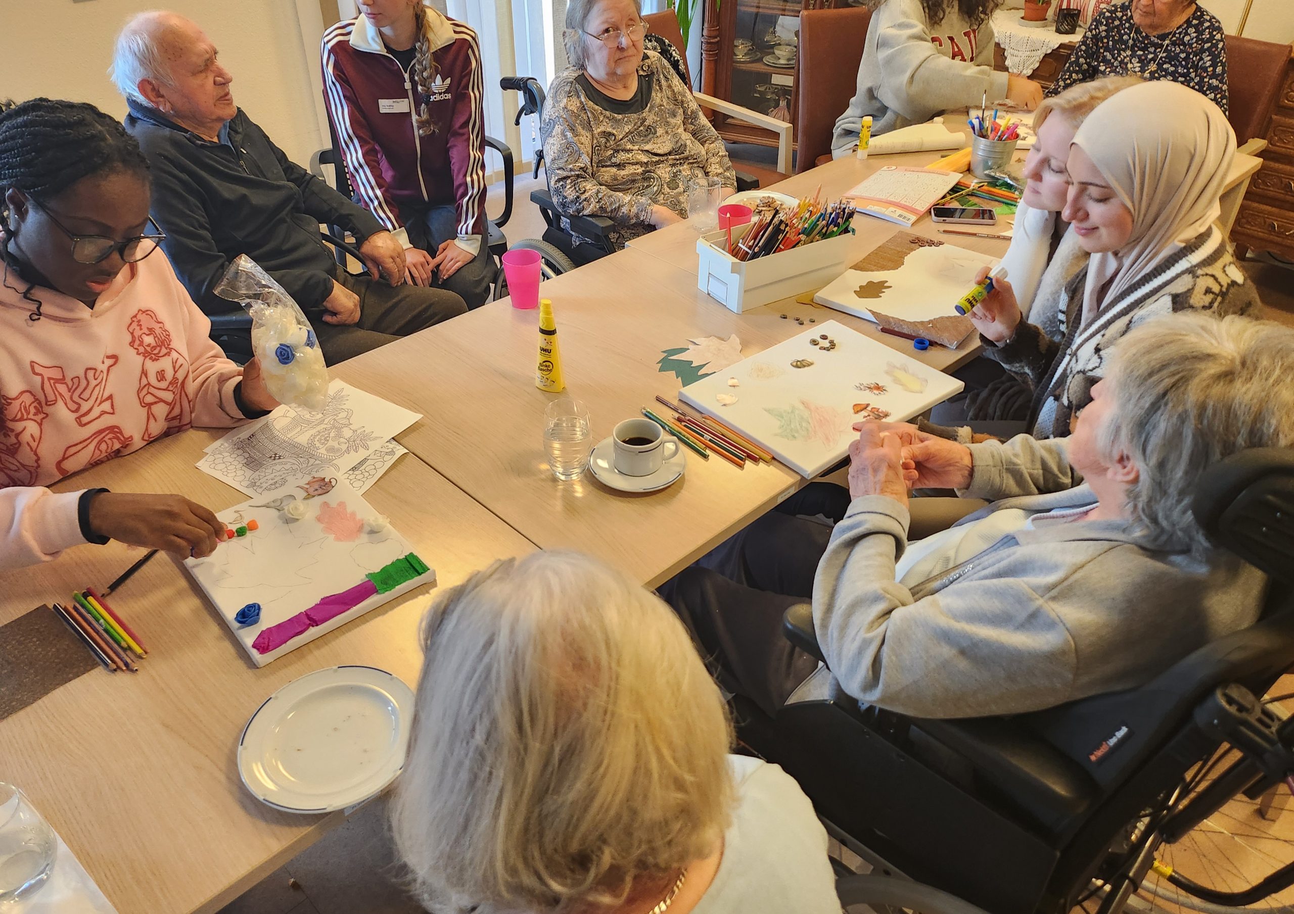 Lindenauschüler und Bewohner des „Haus am Brunnen“ erleben einen kreativen Nachmittag