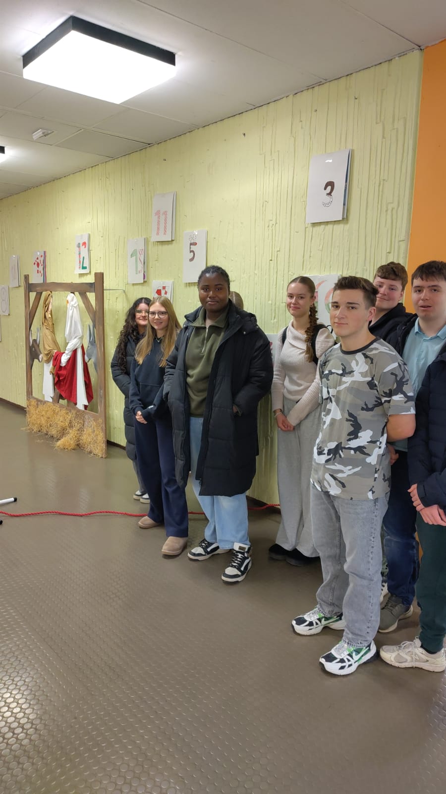 Lindenauschule zeigt kreativen Adventskalender zum Thema Frieden Lindenauschule zeigt kreativen Adventskalender zum Thema Frieden