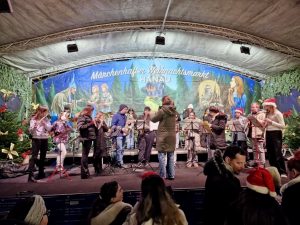 Bläserklasse 6 der Lindenauschule auf dem Hanauer Weihnachtsmarkt