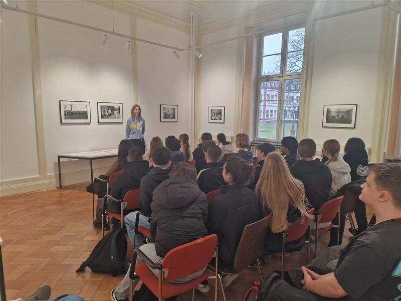Lindenauschule besucht NS-Ausstellung im Schloss Philippsruhe