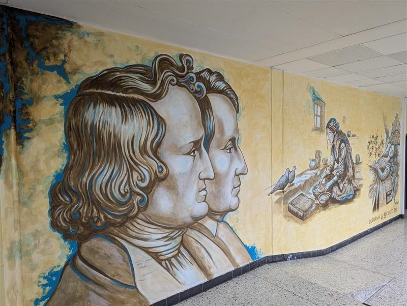 Neues Wandgemälde bringt frischen Glanz an die Lindenauschule